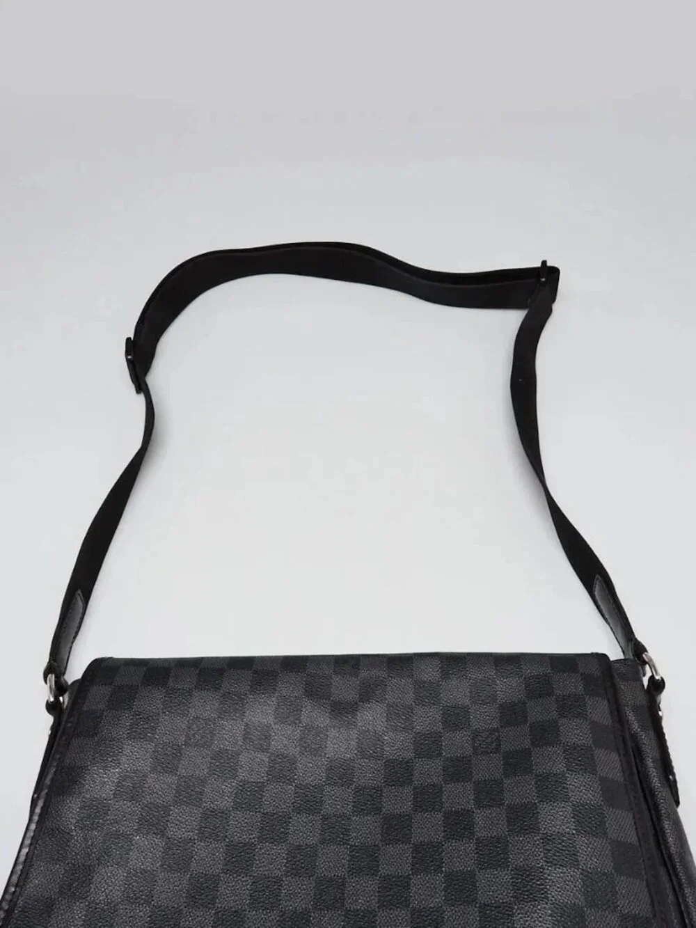 Louis Vuitton Damier Graphite Canvas Daniel MM Messenger Bag